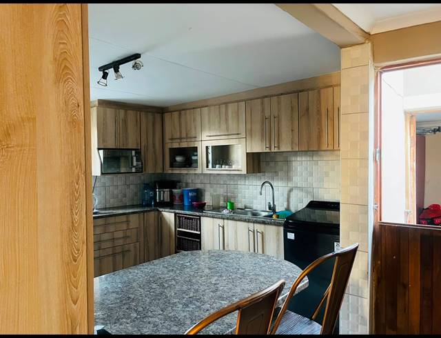 2 BEDROOM HOUSE FOR SALE IN KWAZAKHELE